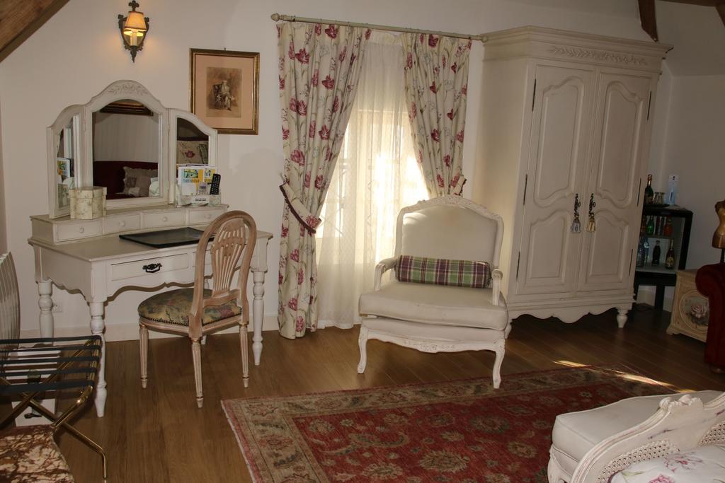 Hostellerie Du Prieure Saint-Prix  Exterior photo